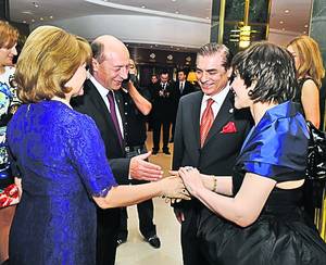 Familia Băsescu (stânga) e foarte apropiată de cea a prințului Paul (dreapta)