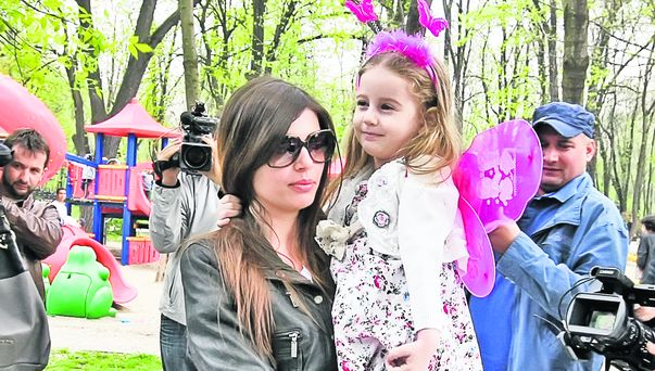 Monica Columbeanu, 24 de ani, și fiica ei, Irina, 4 ani, două fete mereu în pas cu moda