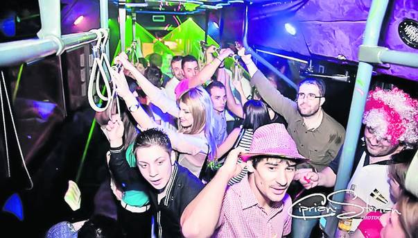 Tinerii s-au înghesuit în autobuz să se distreze / foto: Observatorul Buzoian