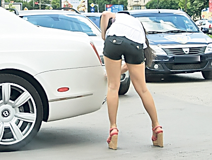 La ieşirea dintr-un magazin, Natalia a constatat că maşina era zgâriată