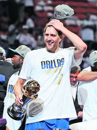 Baschetbalistul Dirk Nowitzki nu şi-a putut stăpâni emoţiile după ce a devenit campion în NBA cu Dallas Mavericks