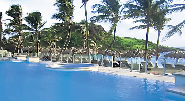 Piscina și plaja care aparțin hotelului ales de Alina și de Cristi