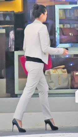 Elena Băsescu, surprinsă de fotoreporterii Libertății la o partidă de cumpărături pe un bulevard cu magazine de fițe din Bruxelles