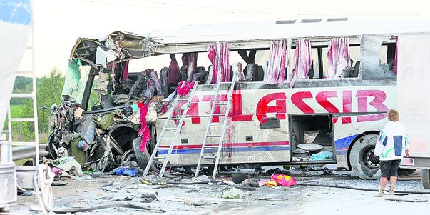 Aşa arăta autocarul după accidentul din Ungaria soldat cu moartea a cinci români şi a unui sloven