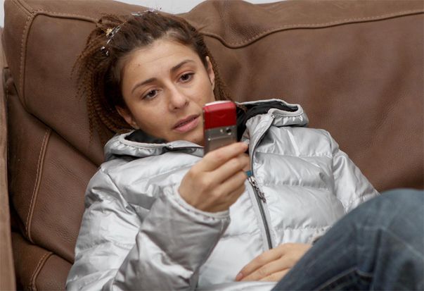 Foto | Vedetele sunt dependente de mobil. Nu le e frică de cancer?