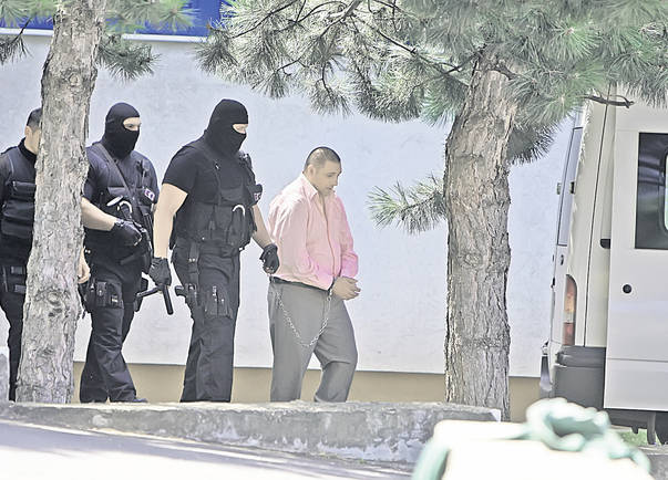 Unul dintre maghiarii condamnați, Csaba B., dus de la tribunal la penitenciar / foto: Blikk (Ungaria)