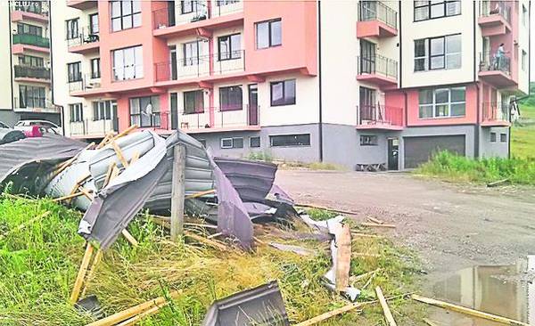 Cluj. Acoperișul de tablă a fost aruncat în fața blocului