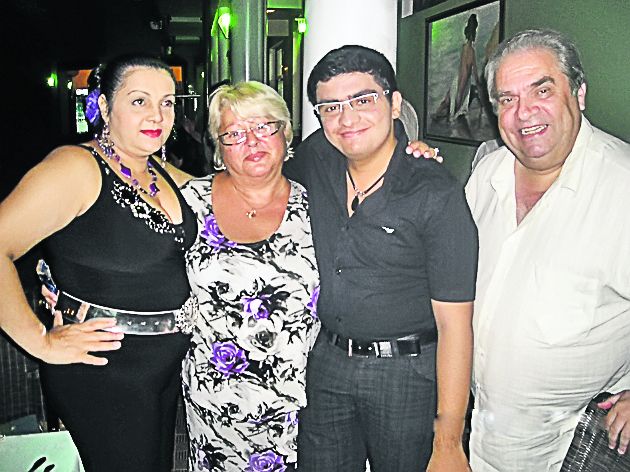 Alexandru, cu părinţii şi cu Mirabela Dauer (a doua din stânga