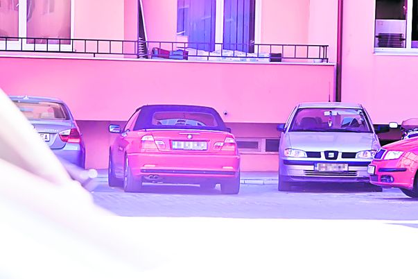BMW-ul Danielei are locul lui rezervat în curtea complexului rezidențial