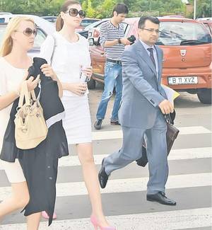 Moni face reclamă unei băuturi energizante?