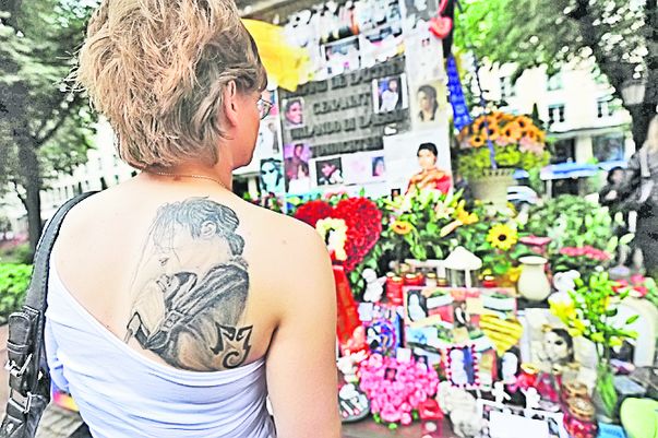 Germania. O tânără și-a tatuat chipul lui Michael pe spate