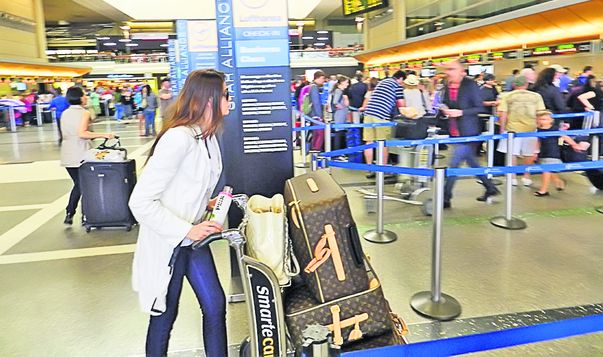 Fosta divă de la Izvorani şi-a păstrat ochelarii de soare pe ochi, chiar şi în aeroport, în timp ce împingea bagajele