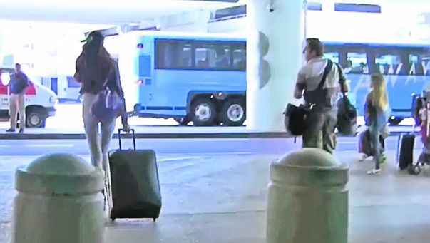 2 iunie. Când a aterizat la Los Angeles, Moni avea un singur geamantan cu ea