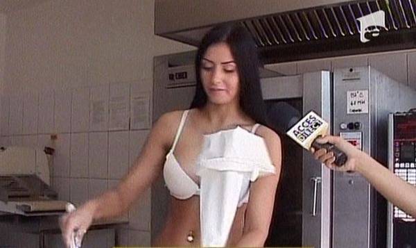 Raluca Dumitru gătește în lenjerie intimă