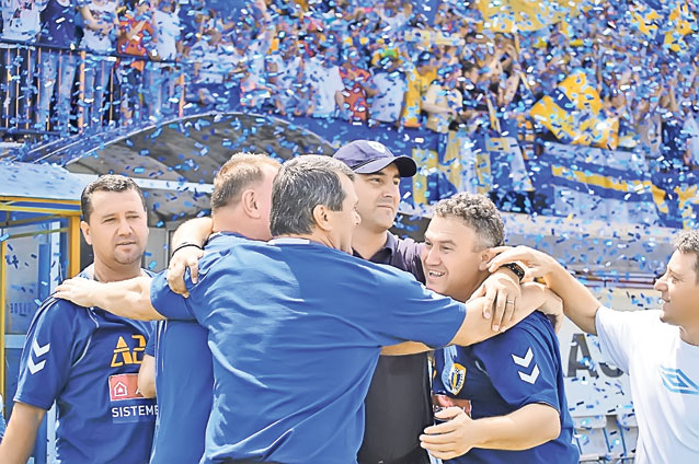 După ce sâmbătă au obţinut promovarea în Liga I, fotbaliştii Petrolului Ploieşti au petrecut două zile