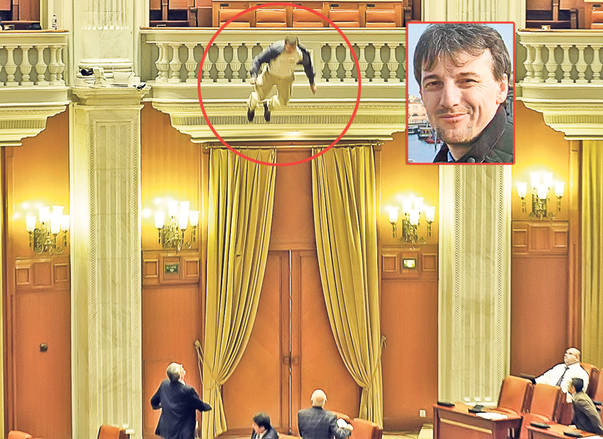 Adrian Sobaru (foto mic) s-a aruncat de la balconul Parlamentului 