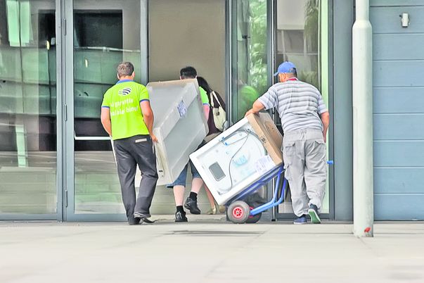 Fotoreporterii Libertății au surprins momentul când angajații firmei au cărat acasă la Monica electrocasnicele