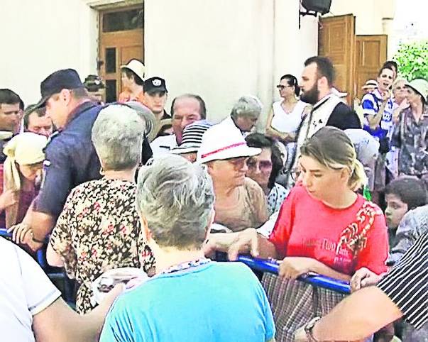 Băsescu, la sicriul părintelui Papacioc