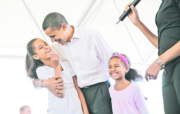 Barack Obama are două fete cu Michelle: Malia, 13 ani (stânga) și Sasha (10 ani)