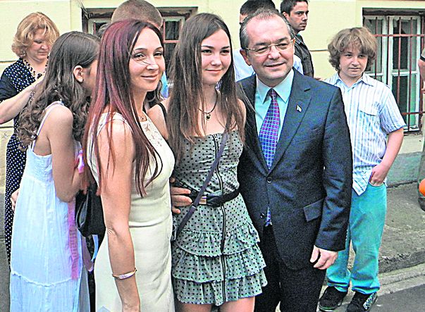 În ziua absolvirii clasei a VIII-a, Cezara (centru) a fost însoţită la şcoală de părinţi, Oana şi Emil Boc