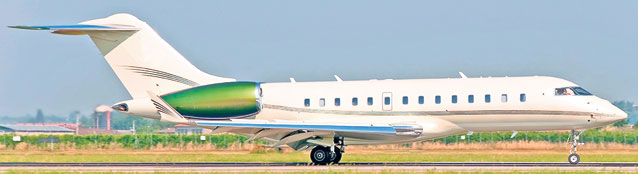 Ce maşină? Ei sunt oamenii de afaceri cu avionul la scară!