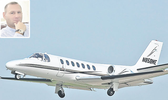 Ce maşină? Ei sunt oamenii de afaceri cu avionul la scară!