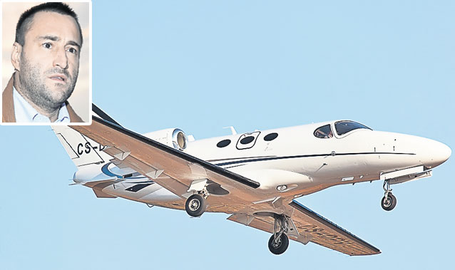 Ce maşină? Ei sunt oamenii de afaceri cu avionul la scară!