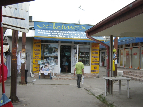 Acesta este magazinul din piaţa Moghioroş, unde s-a inaugurat ineditul ”sistem anti-furt”.Acesta este magazinul din piaţa Moghioroş, unde s-a inaugurat ineditul ”sistem anti-furt”.