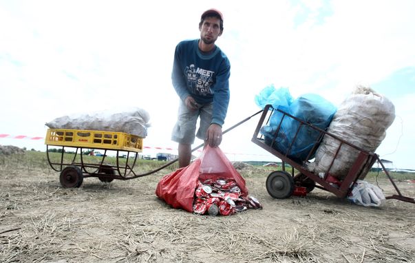 După ce umple cu saci cele două căruţuri, Florin merge la un centru de reciclare din apropiere, unde-şi vinde ”marfa”
