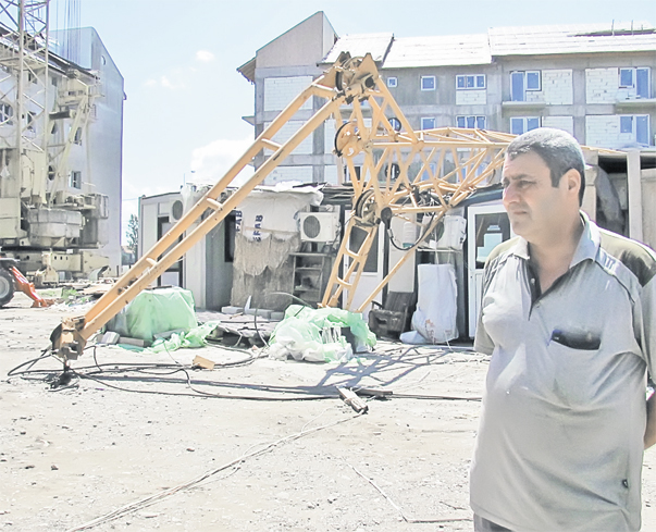 Unul dintre muncitorii care lucrează pe șantierul din Mogoșoaia privește cu groază spre macaraua care putea să-l strivească