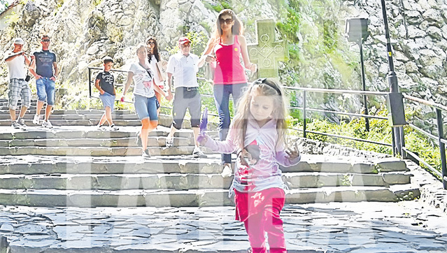 Exclusiv | Moni, invitată în China, la familia iubitului!