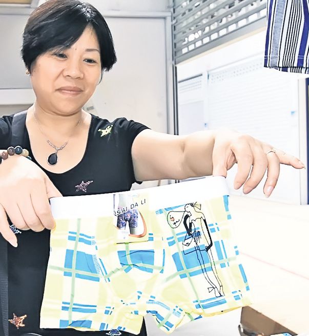 Această comerciantă vinde chiloţi bărbăteşti la preţuri cuprinse între 3,5 şi 7 lei