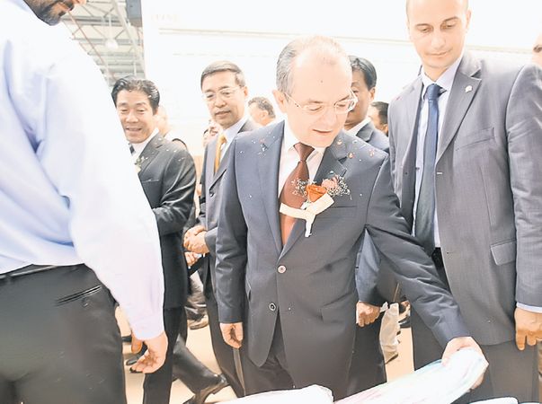 Emil Boc s-a uitat la o lenjerie de pat. Prețurile chinezilor pentru acest produs variază între 15 și 70 de lei