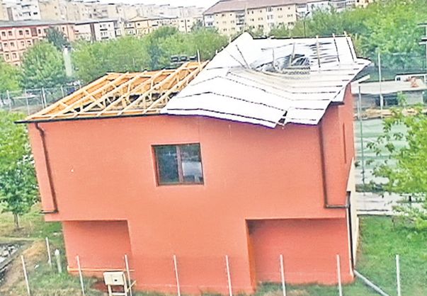 Acoperişul bazei sportive a lui Dorinel Munteanu din Reşiţa a fost smuls de vânt Acoperişul bazei sportive a lui Dorinel Munteanu din Reşiţa a fost smuls de vânt