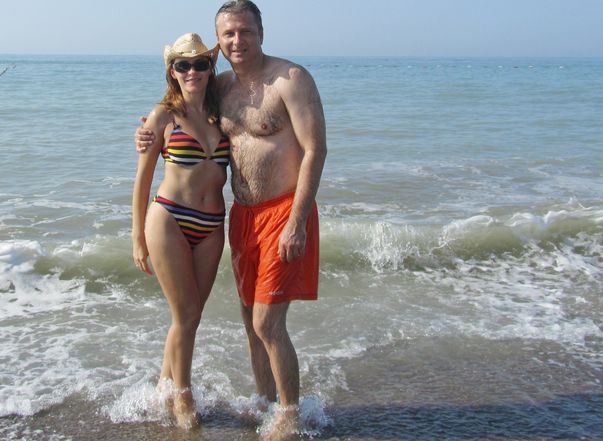 Uite ce costume de baie poartă vedetele autohtone. Care îți place mai mult?