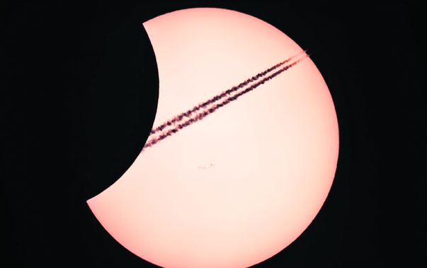 În ianuarie anul acesta, în timpul unei eclipse parţiale de Soare, bucureşteanul a imortalizat zborul unui avion ce părea că se îndreaptă spre marele astru (foto sus). El a reuşit să surprindă pe fundalul soarelui până şi urmele de carburant lăsate de avion 