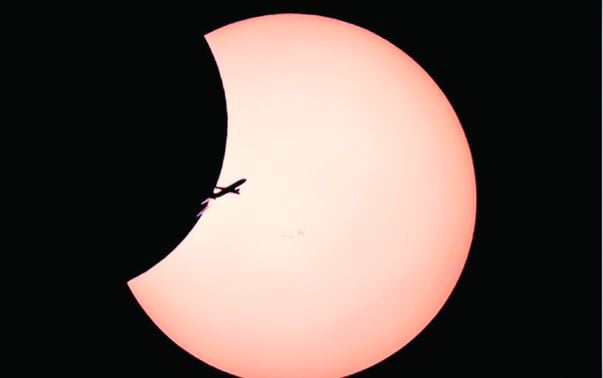 În ianuarie anul acesta, în timpul unei eclipse parţiale de Soare, bucureşteanul a imortalizat zborul unui avion ce părea că se îndreaptă spre marele astru (foto sus). El a reuşit să surprindă pe fundalul soarelui până şi urmele de carburant lăsate de avion 