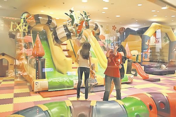 Ramona conducea cu 200 km/h iar Irina se juca pe laptop