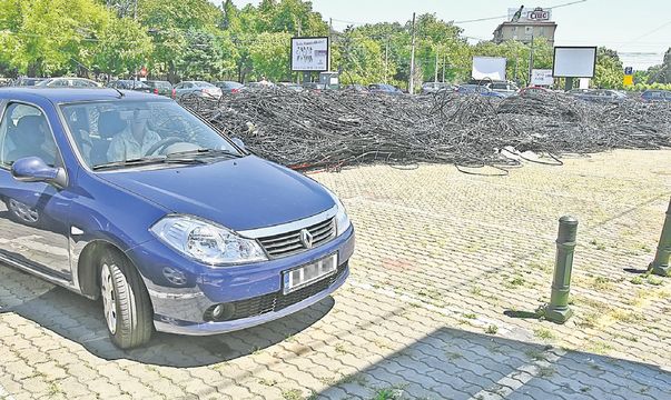 Şoferii care vor să-şi parcheze maşinile mai au la dispoziţie câteva locuri libere. Restul este deja ocupat... de cabluri
