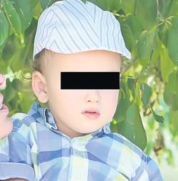 Micuţul Petru jr, acum în vârstă de doi ani, a fost prezent, ieri, la biserică, la slujba de comemorare a mamei sale