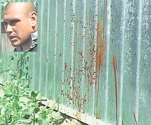 Acesta este locul în care a fost găsit Gelu. Gardul lângă care zăcea tânărul era stropit cu sângeAcesta este locul în care a fost găsit Gelu. Gardul lângă care zăcea tânărul era stropit cu sânge
