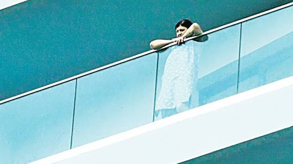 Veronica Bulai a admirat privelistea de la balconul apartamentului