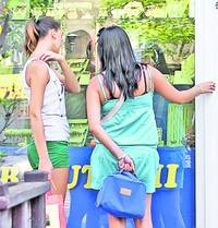 Două tinere privesc cu jind la bijuteriile dintr-o vitrină. De când preţul aurului a urcat, podoabele s-au scumpit foarte mult - fotografii: Gabriel Miron