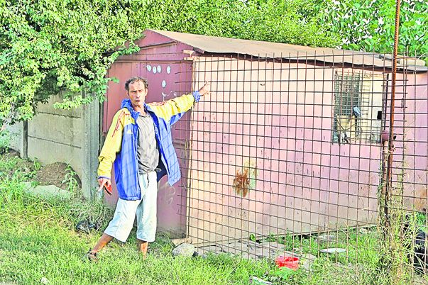 Așa arată baraca din Popești-Leordeni în care locuiește, în condiții modeste, Mircea Busuioc