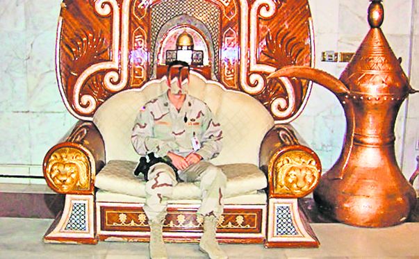 După ce au pătruns în palatul lui Saddam, militarii americani s-au pozat pe jilțul lui