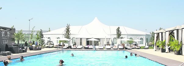 Piscina va fi acoperită cu flori