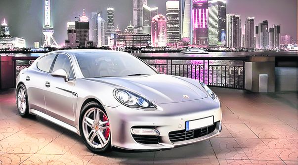 Un astfel de Porsche i-a făcut Borcea cadou de nuntă Alinei
