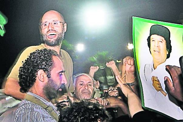 El e Saif, fiul lui Gaddafi, purtat pe umeri de susținătorii tatălui său