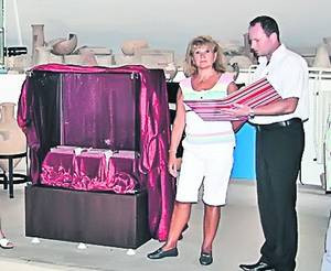 Maria Băsescu (stânga) a studiat papirusul alături de angajaţii muzeului