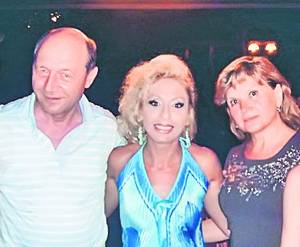 Băsescu, soţia sa, Maria (dreapta), şi Cristiana